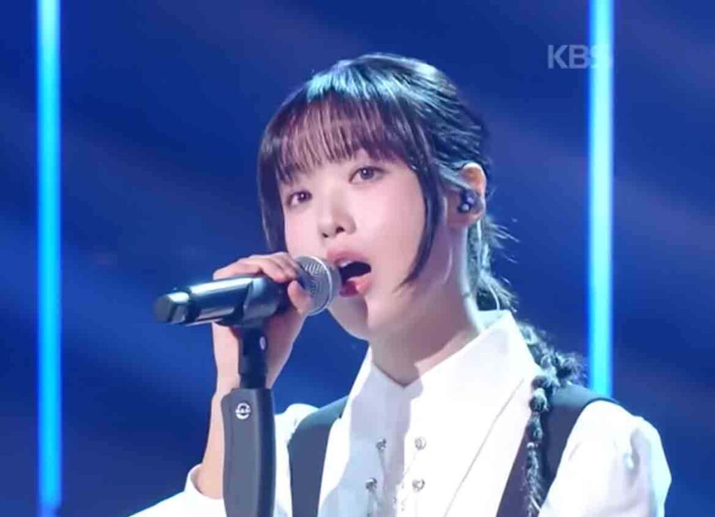 한로로가 마이크를 들고 노래하는 모습